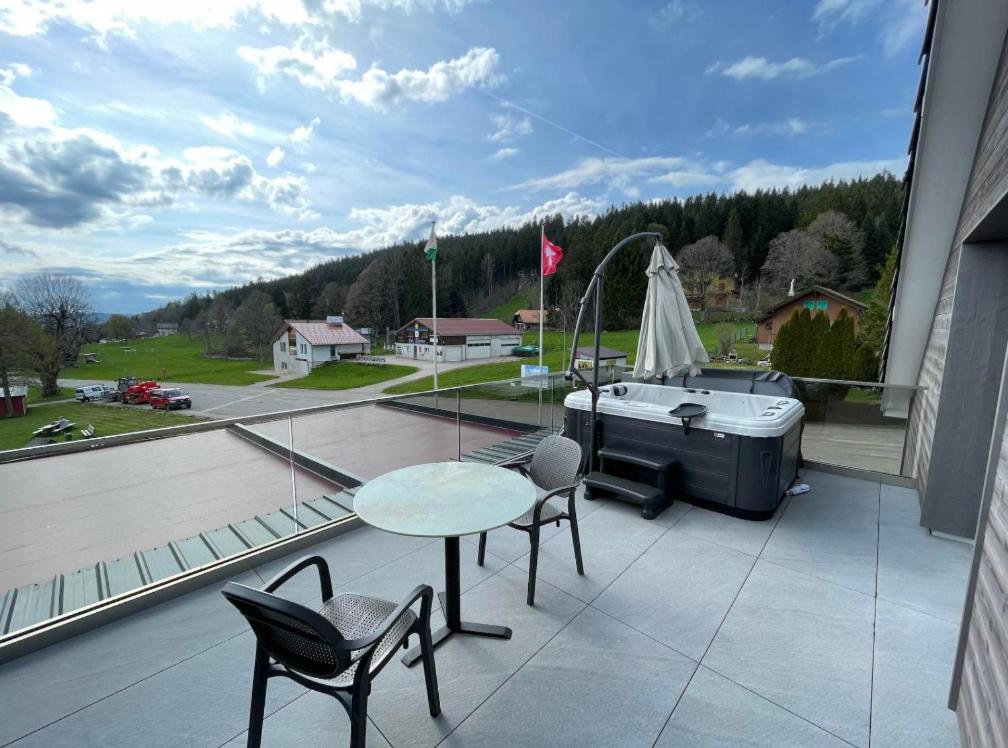 Hotel Restaurant & Spa Les Planets Les Rasses Exterior foto