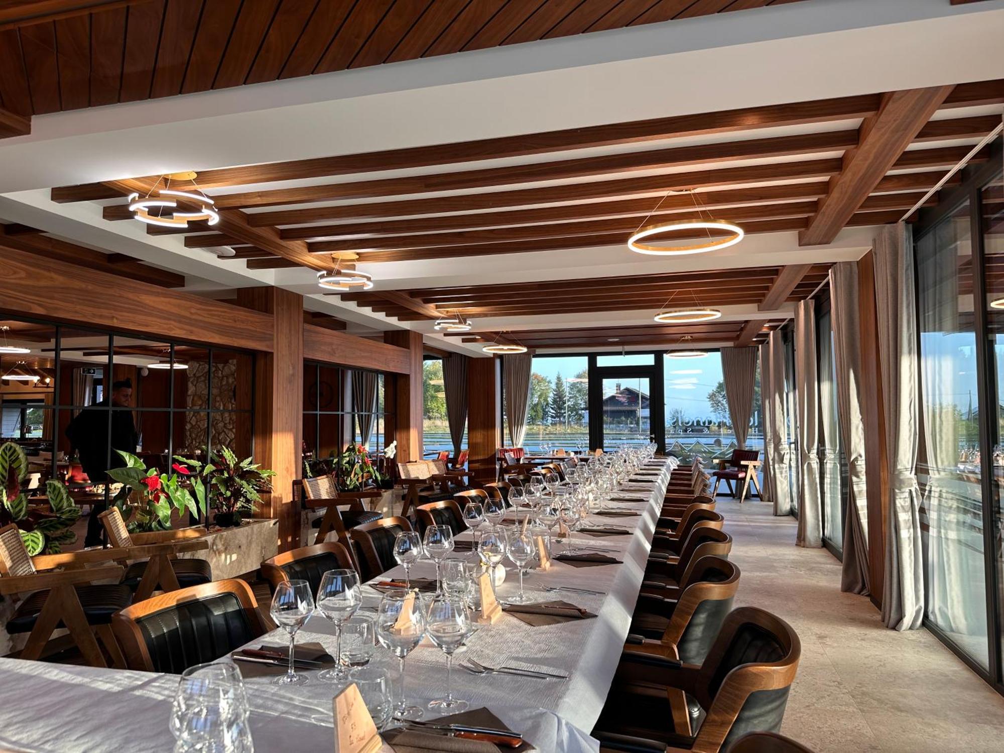 Hotel Restaurant & Spa Les Planets Les Rasses Exterior foto