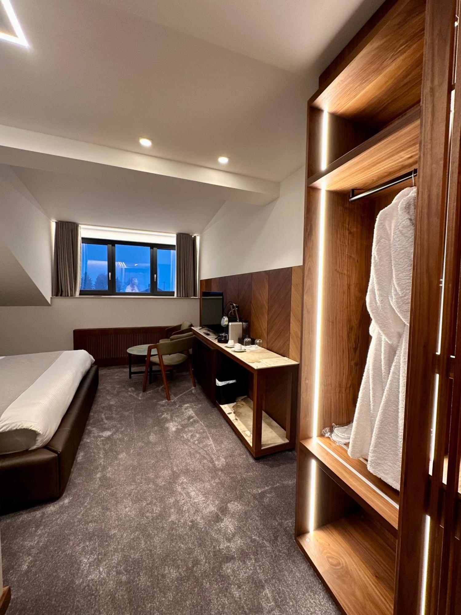 Hotel Restaurant & Spa Les Planets Les Rasses Exterior foto